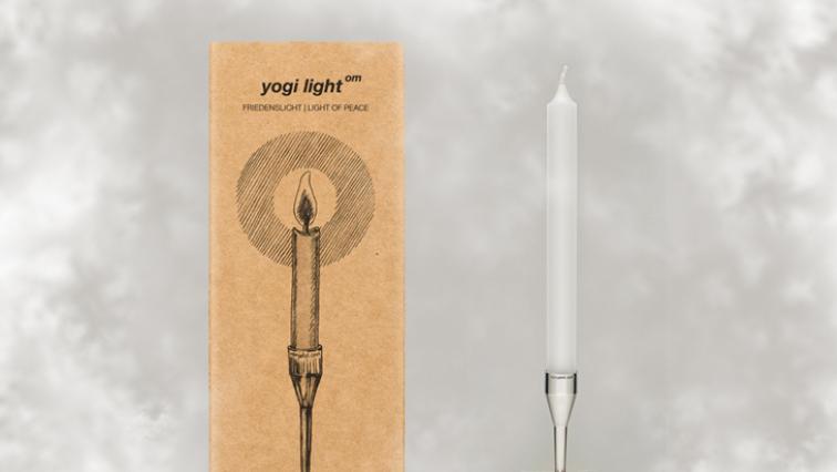 Wei&szlig;e Kerze neben Verpackung