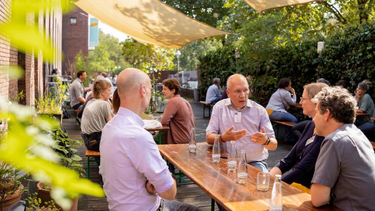 Teilnehmende der IKFT 2025 im Gespr&auml;ch