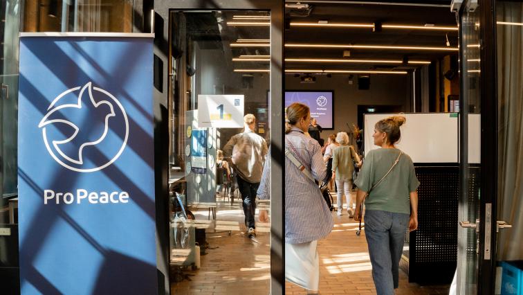 Zwei Frauen betreten den Veranstaltungsort.