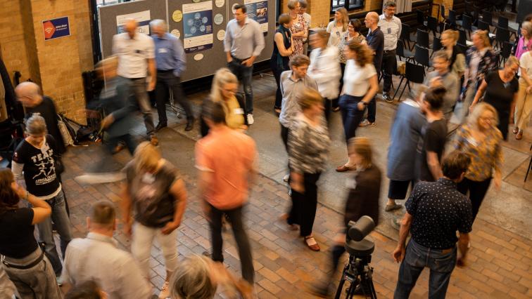 Menschen tauschen sich im Rahmen der Interkommunalen Fachtagung aus