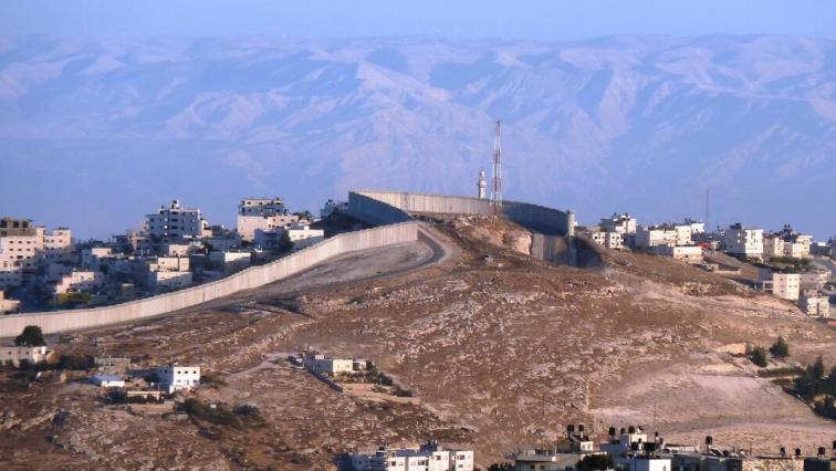 H&uuml;gelige, karge Landschaft mit der Maueranlage nahe Jerusalem