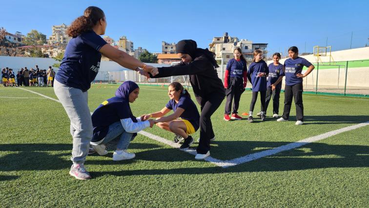 Vier M&auml;dchen machen zusammen &Uuml;bungen bei dem Projekt.