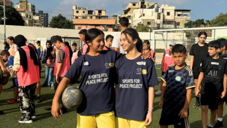 Zwei M&auml;dchen beim "Sports for Peace"-Projekt im Libanon