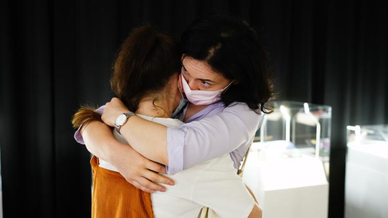 Umarmung zweier Frauen in der Ukraine