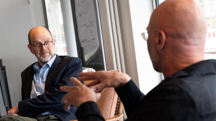 Wolfang D&ouml;rner im Gespr&auml;ch mit Malte Spitzer, Sozialdezernent aus Hildesheim