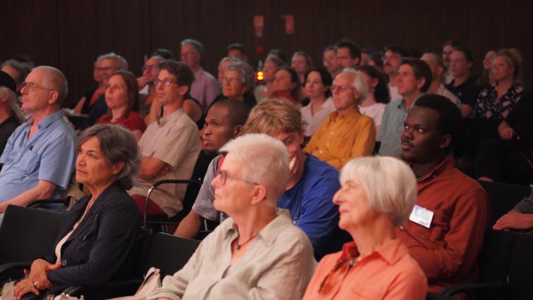 Publikum der Ausstellung Gesichter des Friedens