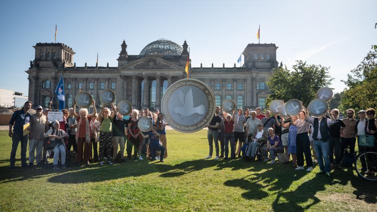 Kampagne von Pro Peace vor dem Reichstagsgebäude