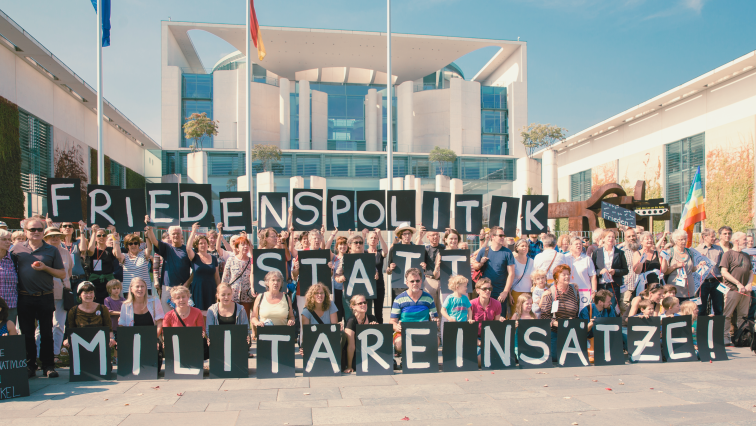 Die Aktion Friedensband vor dem Bundeskanzlerinamt im Sommer 2014