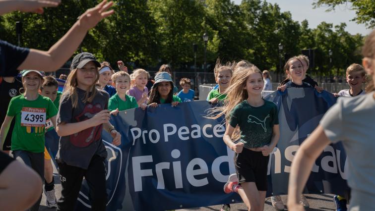 Kinder nehmen an einem Friedenslauf von Pro Peace teil.