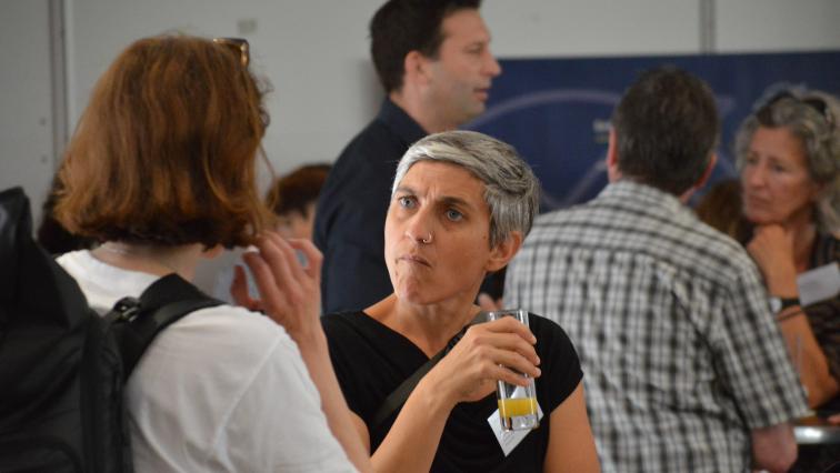 Teilnehmede der Interkommunalen Fachtagung 2023 im Gespräch