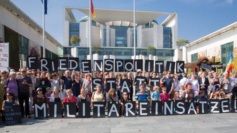 Die Aktion Friedensband vor dem Bundeskanzlerinamt im Sommer 2014