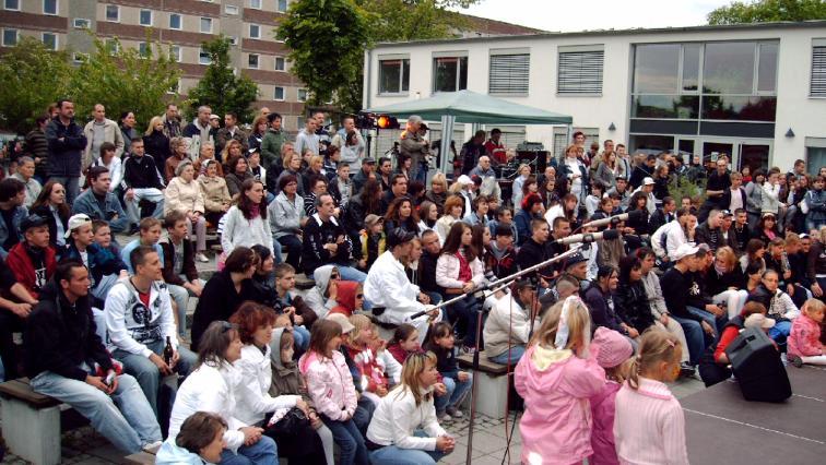 Bei einer KKB-Veranstaltung in Oranienburg kommen viele Bürger*innen zusammen.
