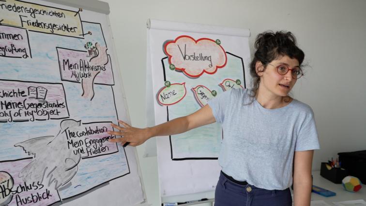 Dana Khamis vor einem Whiteboard