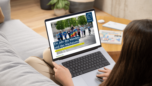 Eine Frau liest den Pro Peace Geschäftsbericht 2024 auf ihrem Laptop