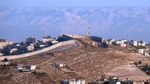 H&uuml;gelige, karge Landschaft mit der Maueranlage nahe Jerusalem