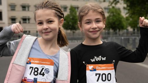 Zwei Sch&uuml;lerinnen beim Friedenslauf des forumZFD
